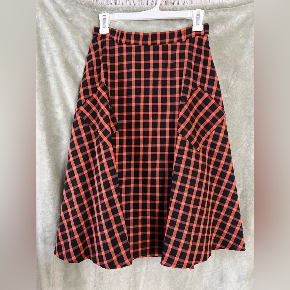 Black and orange gingham vintage-style midi skirt 🧡🖤